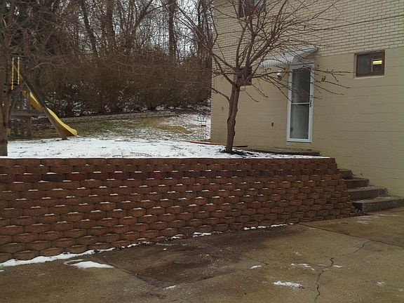 Interlocking stone wall