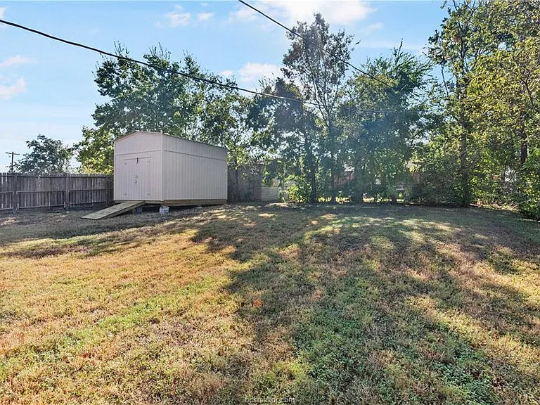 209 Helena St — Photo 5