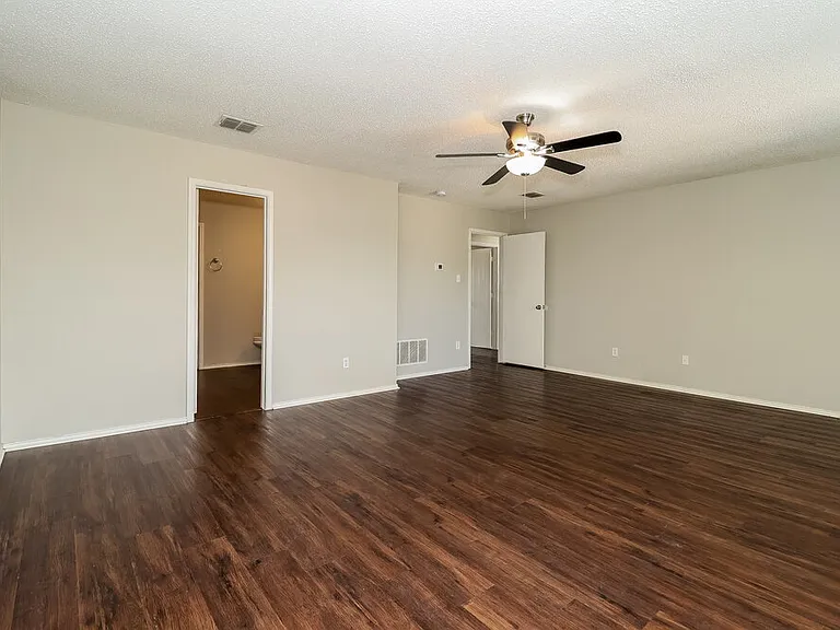 8737 Hunters Point Way — Photo 11