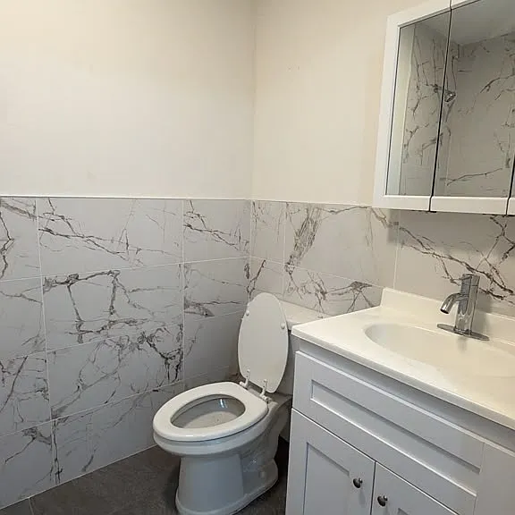 1124 Findlay Ave — Photo 1