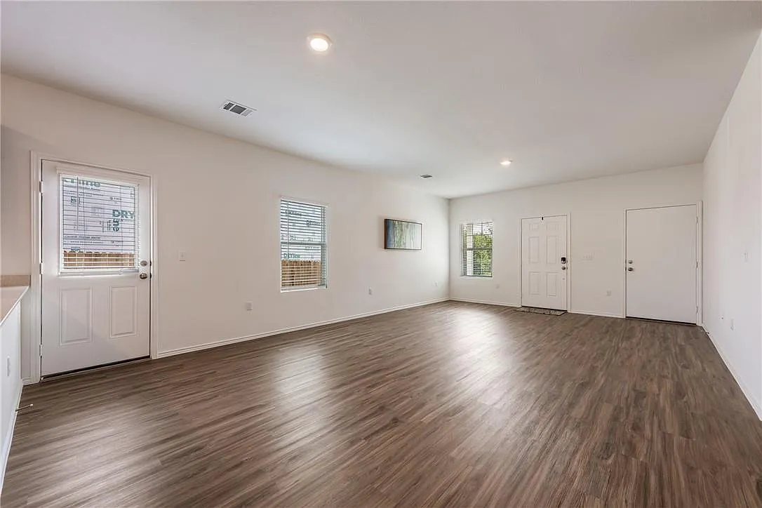 3 bed, 2.0 bath, 1276 sqft, $2,100 — Photo 3