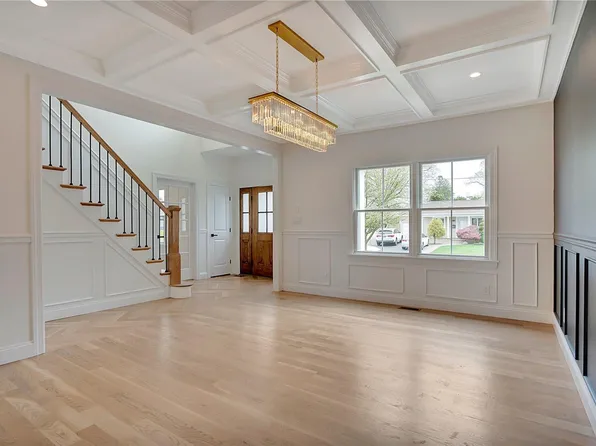 29 Kalda Lane, Plainview, NY 11803