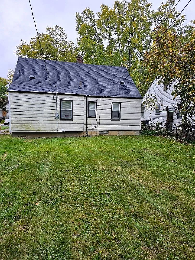 19762 Avon- 3 Beds & 1 Bath For Rent! — Photo 2