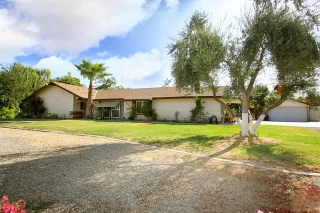 2320 N Ring Ave photo 1