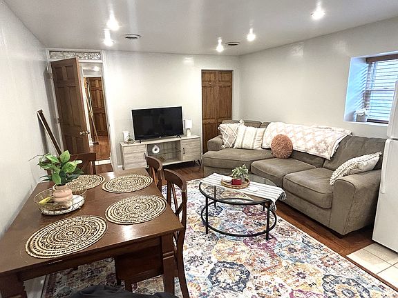 Entrance to apartment 
Dining/Living