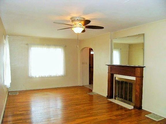 2nd image of 606 E Elm St