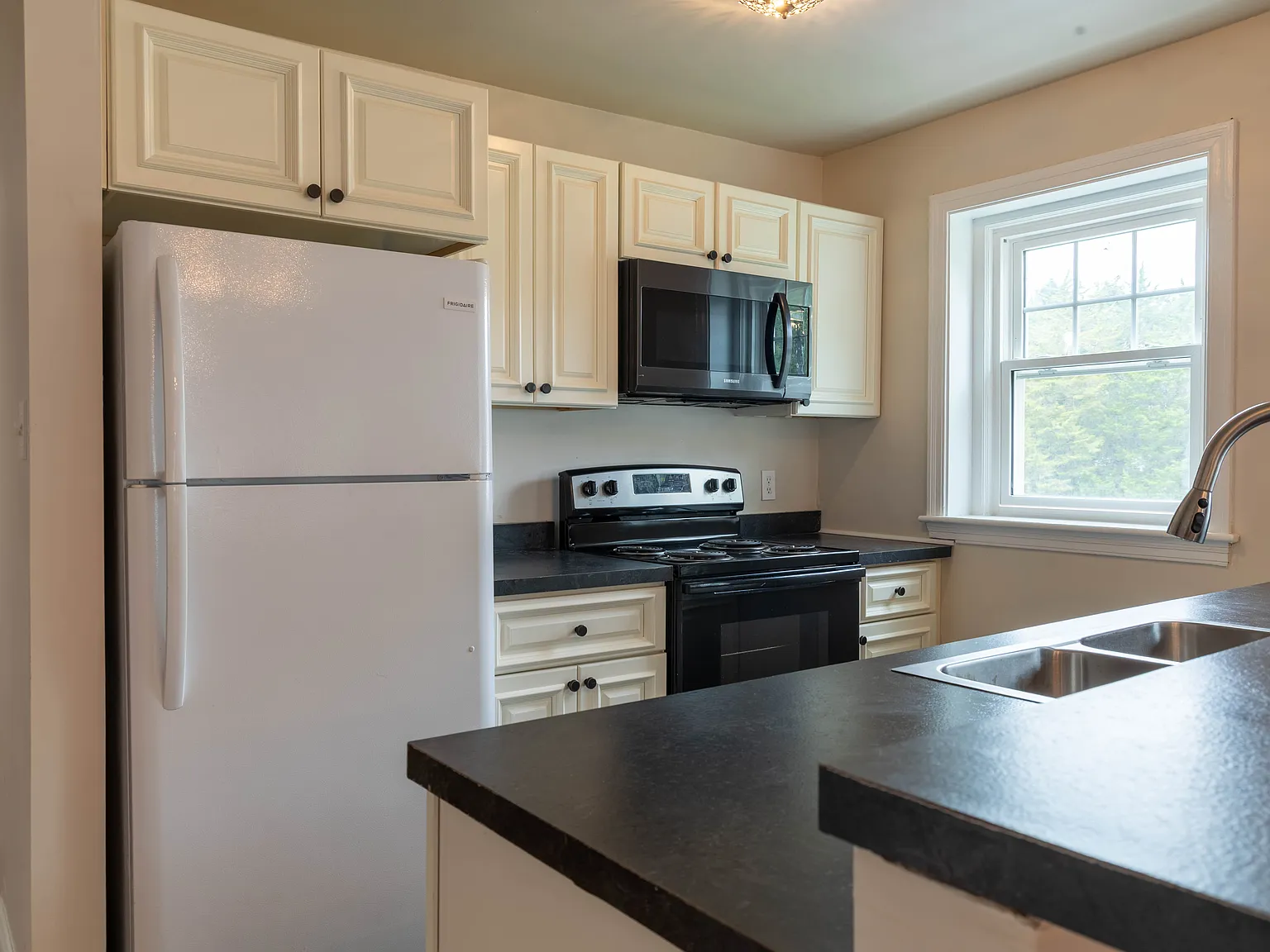406 Washington Ave — Photo 2