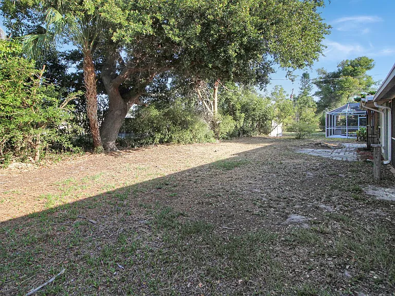 1612 Larchwood Dr — Photo 13