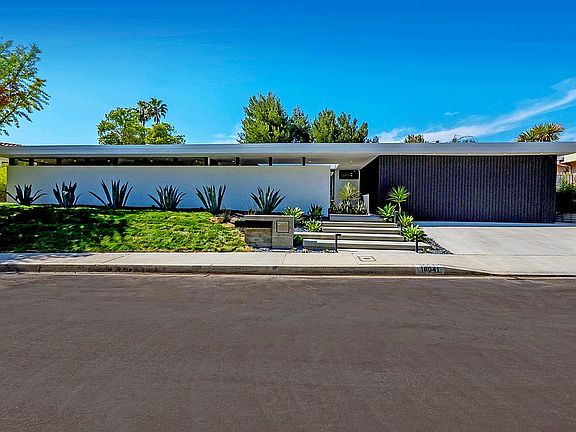 2nd image of 16041 Jeanne Ln