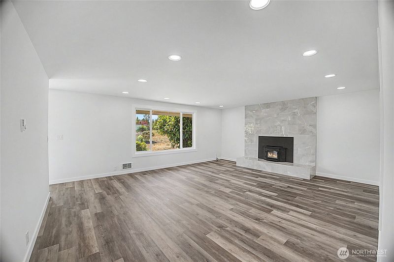 4th image of 921 W Oak Court