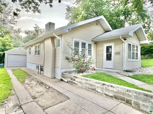 1441 John St, Sioux City, IA 51103
