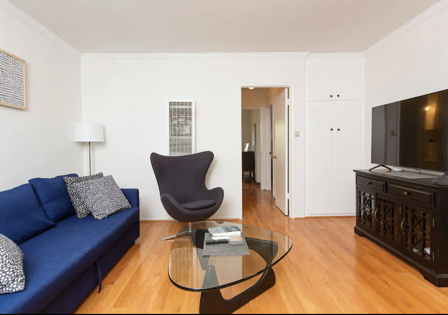Stylishly Chic & Sunny 2 BDRM Flat in Weho! — Photo 2