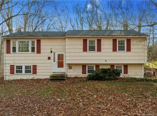 823 Long Cove Rd, Gales Ferry, CT 06335