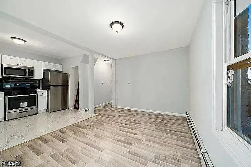 2 bed, 950 sqft, $2,400 — Photo 2