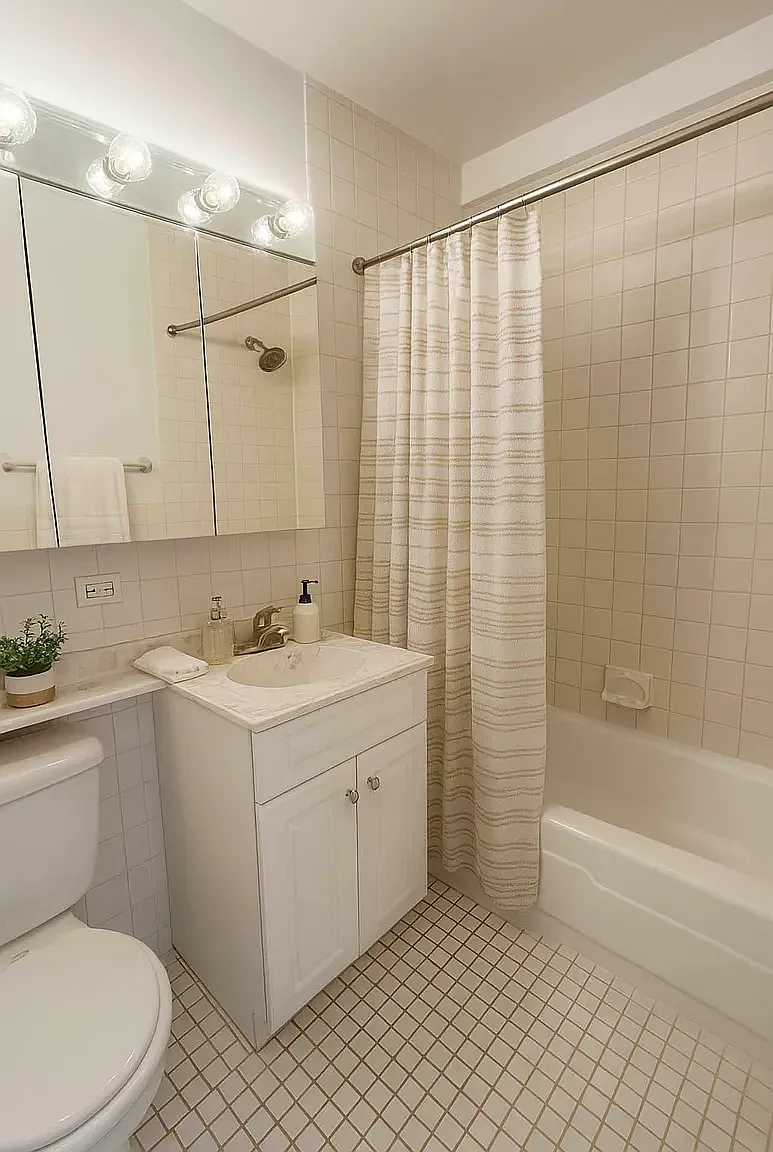 1470 First Avenue — Photo 3
