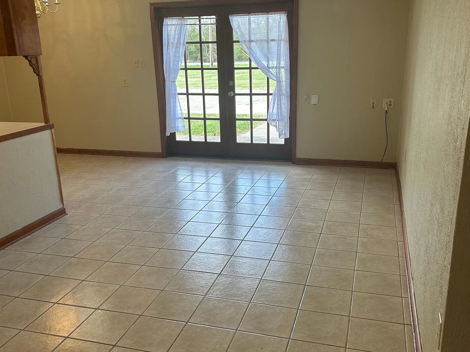 1011 Lake Land St — Photo 4