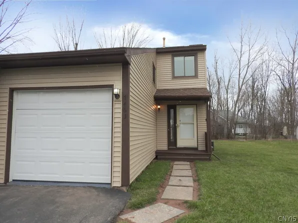 7463 Coachlight Ln, Liverpool, NY 13088