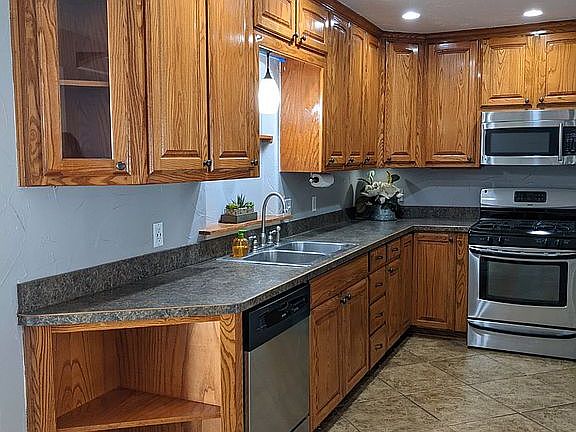 5th image of 102 NE Taylor St