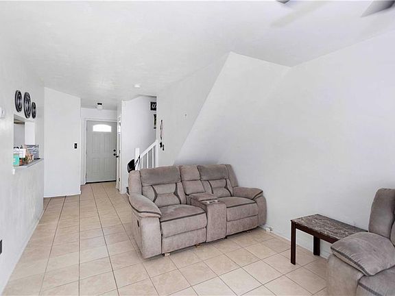 3rd image of 185 Squire Reach