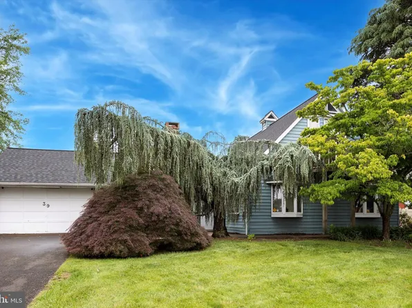 39 Smoketree Rd, Levittown, PA 19056