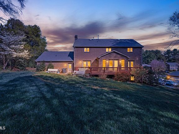 4th image of 232 Roscommon Dr