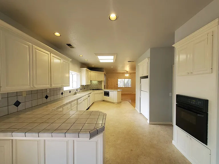 1661 Manzanita Ave — Photo 6