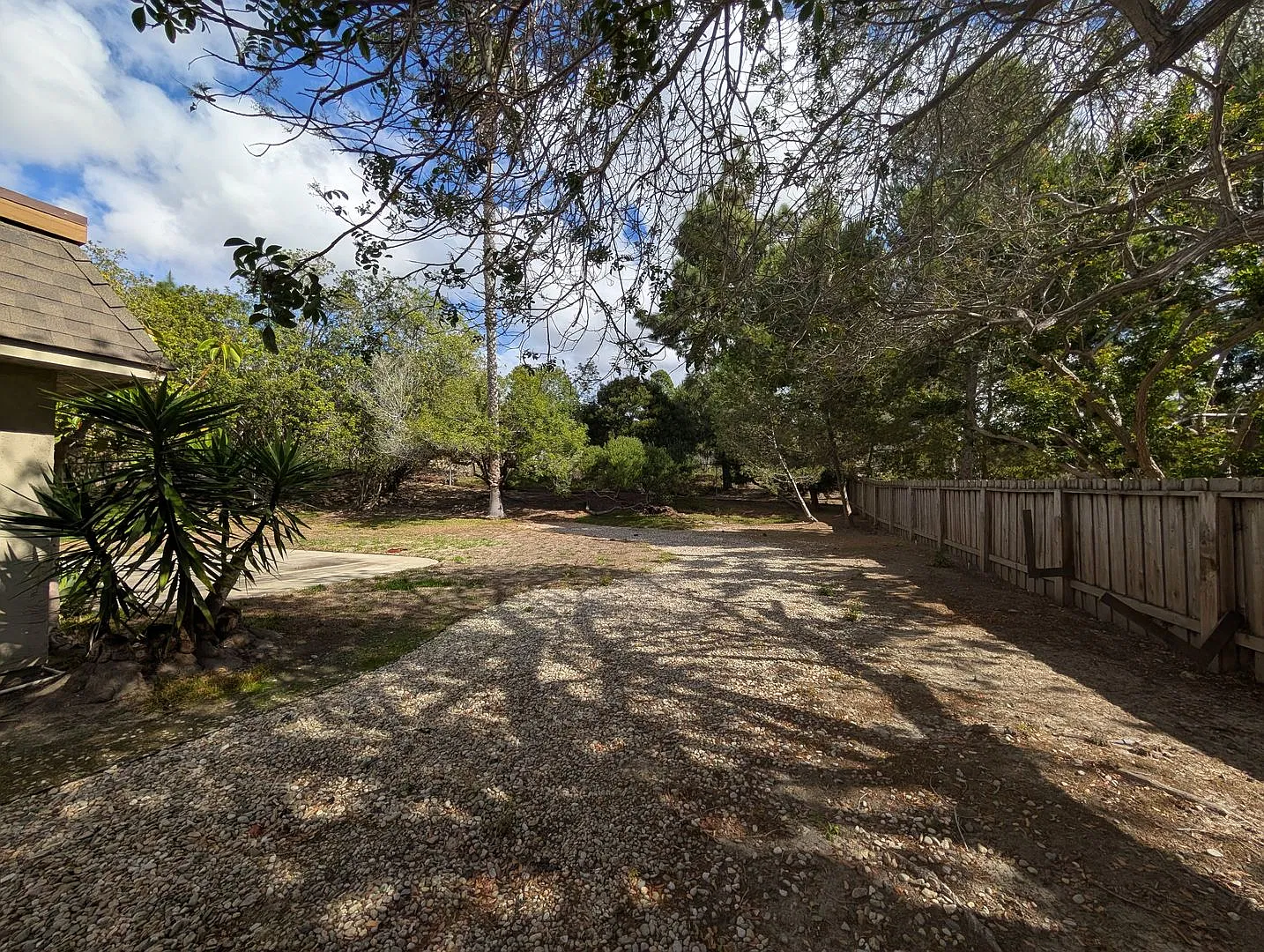Single Level Desirable 4 Bedroom Home in Hennie Hills! — Photo 2