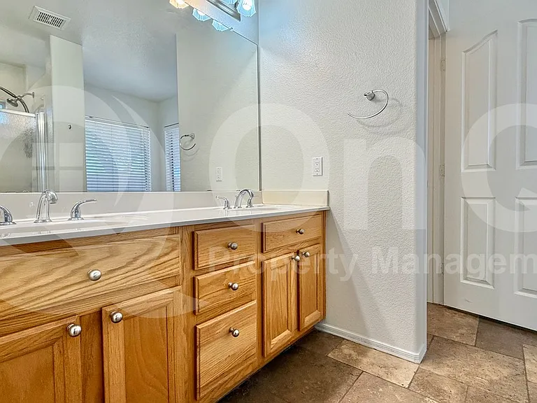 611 W Liberty Ln — Photo 10