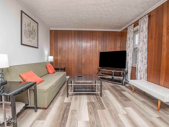 4th image of 209 N Laurel Cir