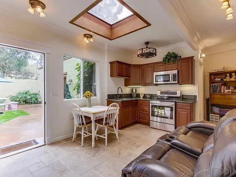 2377 Linwood St — Photo 10