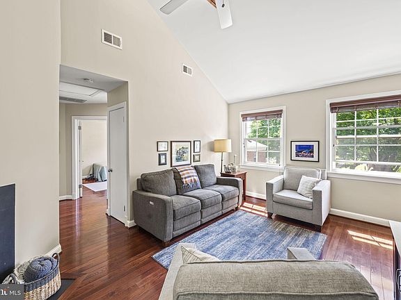 3rd image of 2703 Arlington Blvd #202