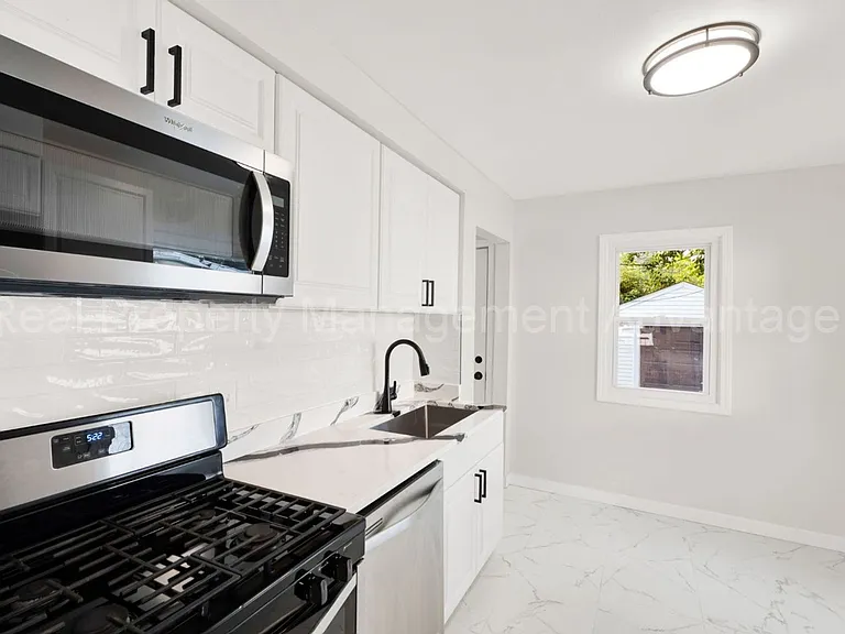 1513 E Meyers Ave — Photo 6