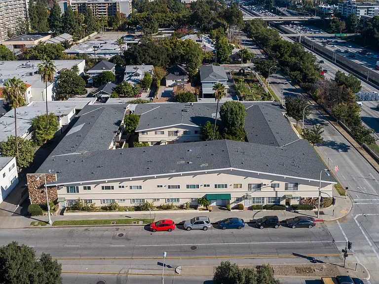 400 N Los Robles Avenue — Photo 15