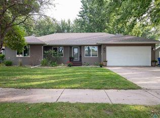 717 NE 8th St, Madison, SD 57042