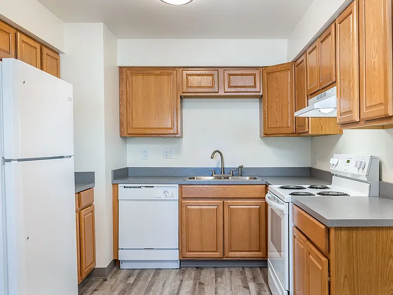 Hood Manor Apartments — Photo 26