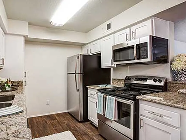 Waterstone Alta Loma Apartments — Photo 24