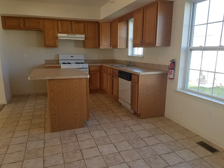 1012 Alexander Dr — Photo 5