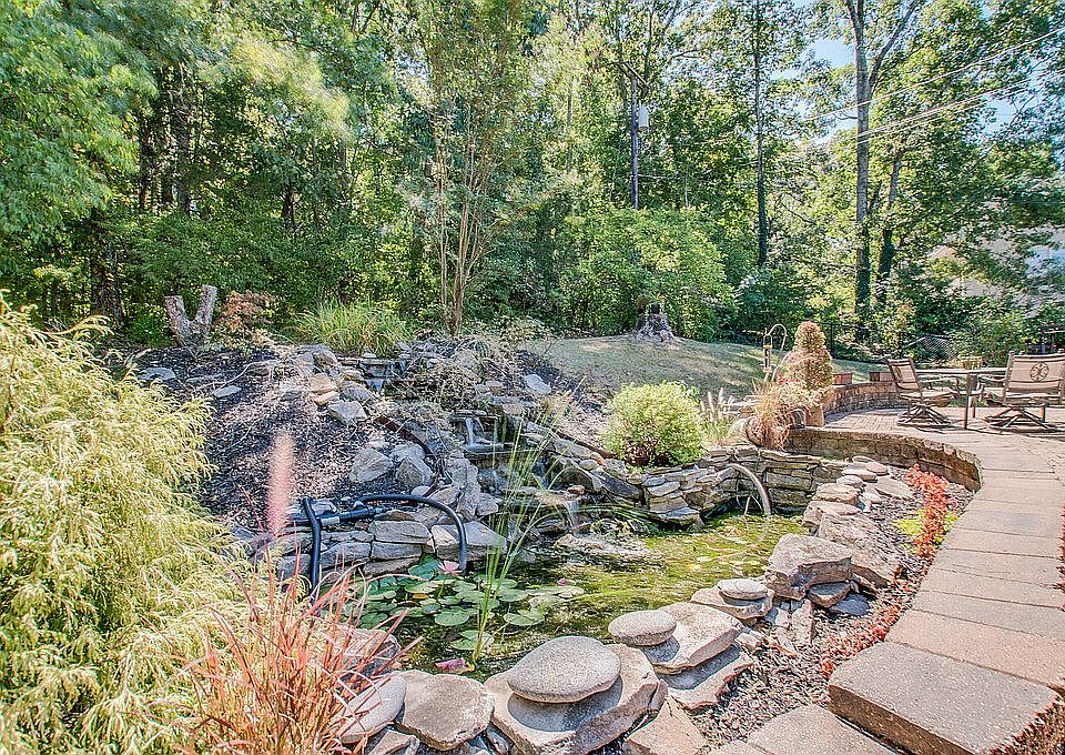 2nd image of 1006 Stuart Ln