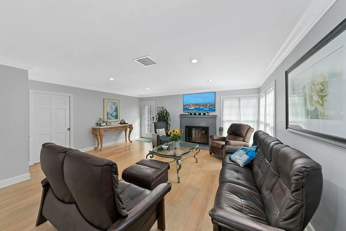 Building Photo - 250 Soledad Place