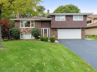 8370 Field Crest Ave, Willow Springs, IL 60480