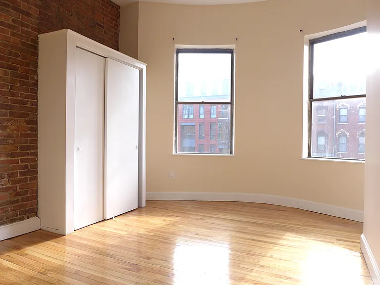 672 Massachusetts Ave — Photo 2