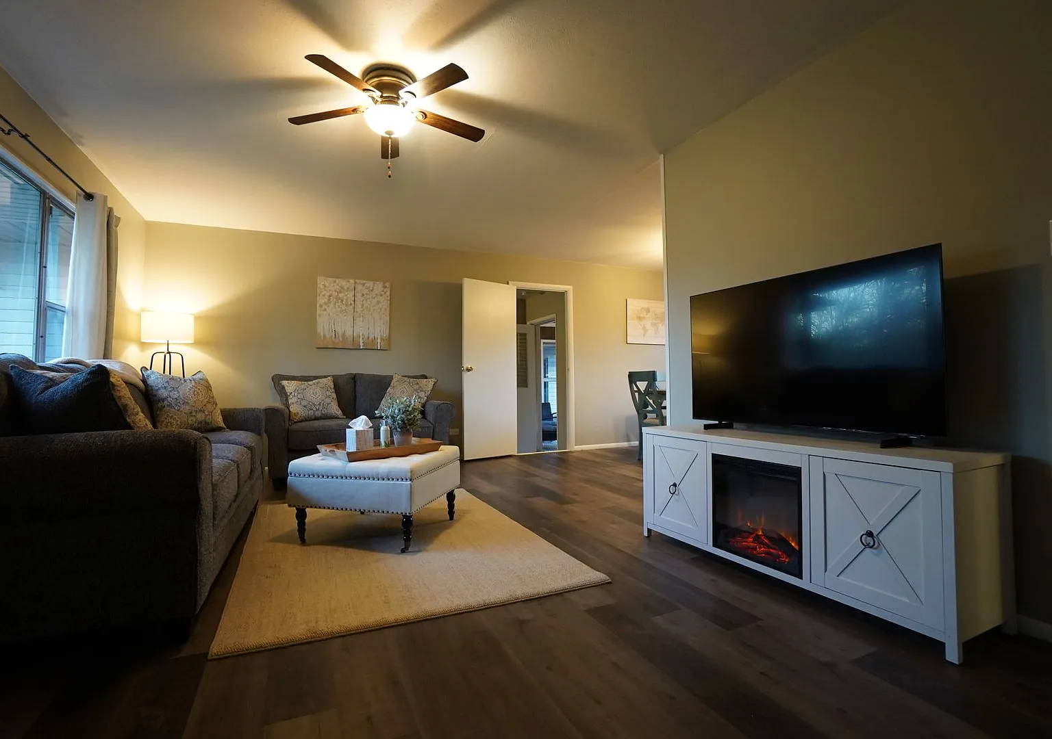 4 Bedroom 2 Bathroom Fully Furnished Home With Fenced In Backyard And 2 Car Garage — Photo 1