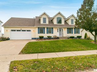 1026 Meadowview Ln, Davenport, IA 52806
