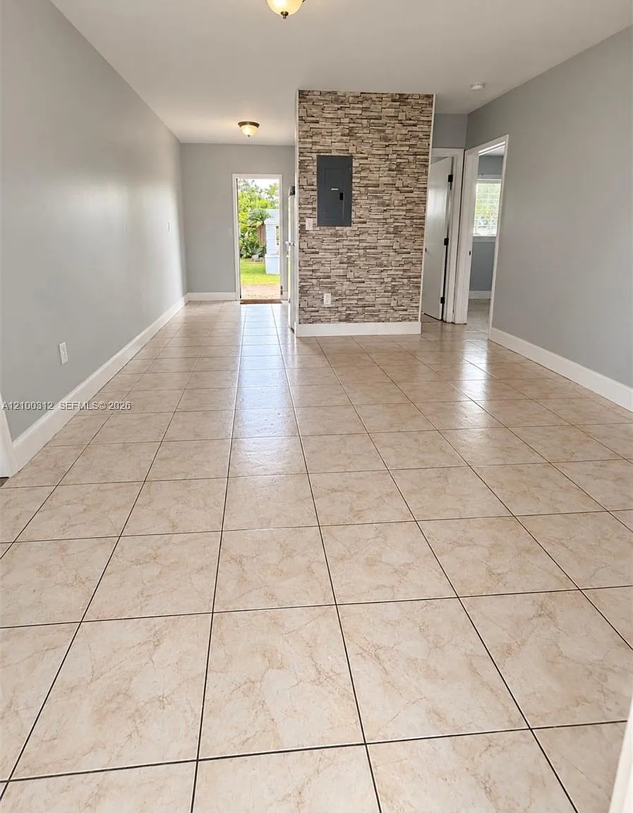 401 NW 43rd Ct — Photo 2