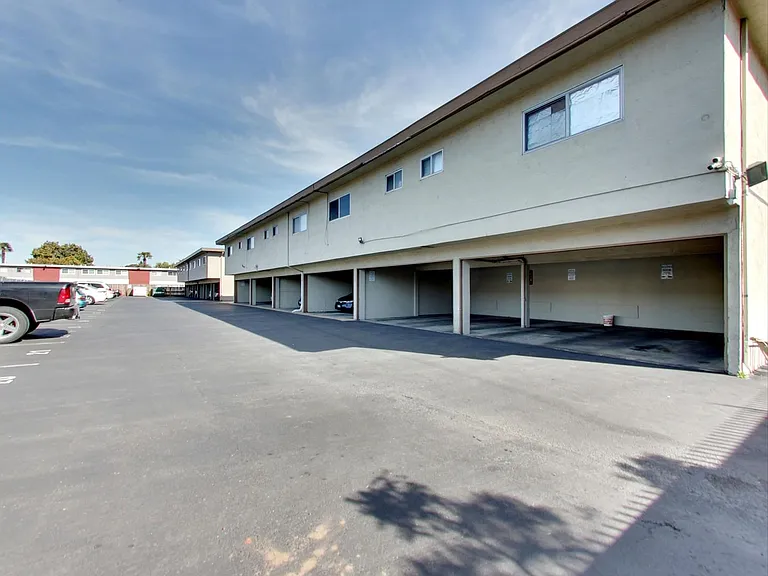 ROYALE APARTMENTS — Photo 35