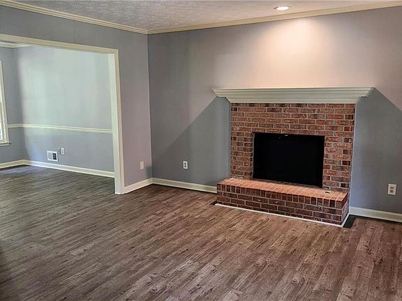 4th image of 1011 Forest Park Ln