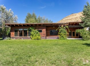 576 Twisp Winthrop Eastside Rd, Winthrop, WA 98862