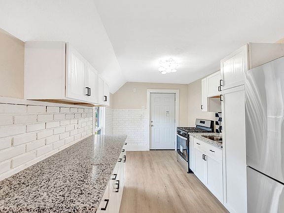 4th image of 2975 S Kinnickinnic Ave #U