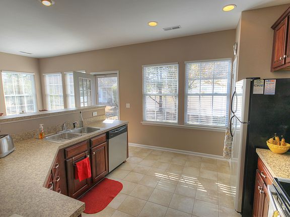 3rd image of 186 Larissa Dr