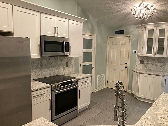 5th image of 2323 Longmont Dr